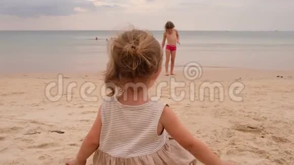可爱的孩子们一起在美丽的海滨视频的预览图