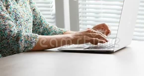 快乐的女人在她的办公室打字视频的预览图