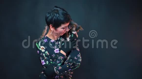 一个肩膀上有一只猫的女人的肖像视频的预览图
