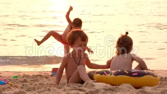 夏天在海滩度假的粗心孩子视频的预览图