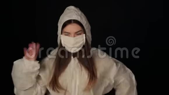 穿着医疗保护服戴着防护面具的滑稽疯女孩到处闲逛跳舞冠状病毒COVID视频的预览图