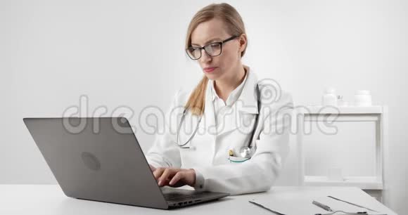 穿着制服的成年妇女在笔记本电脑上工作视频的预览图