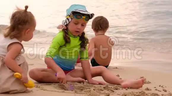 夏天在海滩度假的粗心孩子视频的预览图