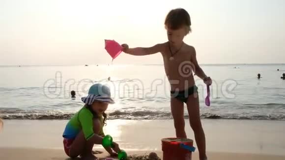 夏季在海滩玩耍的免费儿童视频的预览图