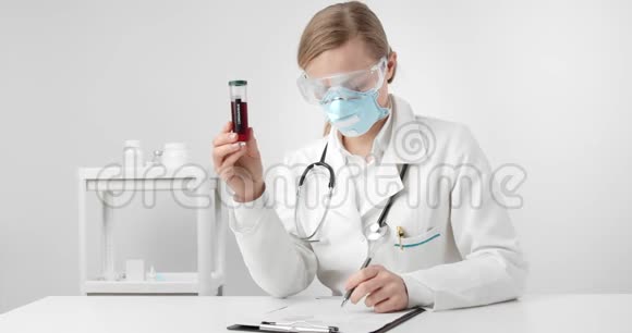 医生在剪贴板上写关于冠状病毒的信息视频的预览图