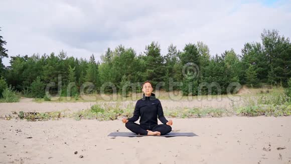 瑜伽女性在海滩河流的莲花位置练习瑜伽和冥想视频的预览图