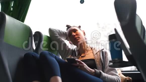 一个女人躺在公共交通工具的乘客座位上视频的预览图