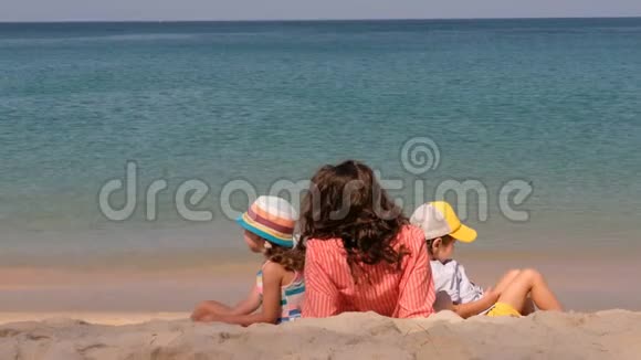 没有脸的妈妈和孩子们在夏天的海滩上休息视频的预览图