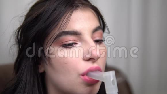 患有哮喘病的女孩用喷雾器吸入肺部视频的预览图