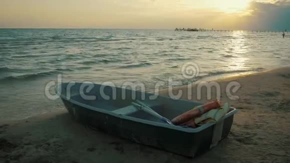日落时在海滩上的船视频的预览图