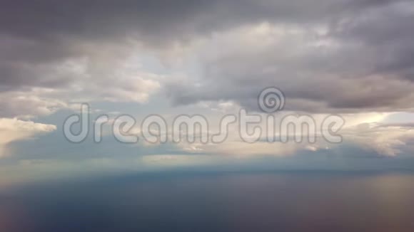 从飞机上方看云和海视频的预览图