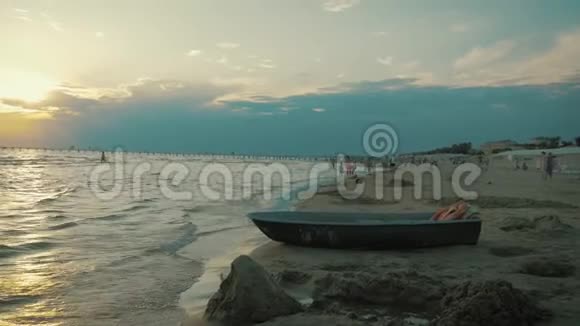 日落时在海滩上的船视频的预览图