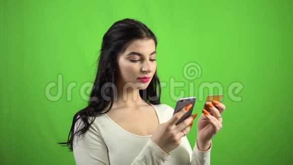 幸福女人通过手机在线购买绿网视频的预览图