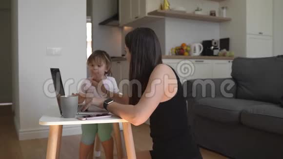 妈妈在家和婴儿一起工作哭着的孩子和压力很大的女人呆在家里视频的预览图