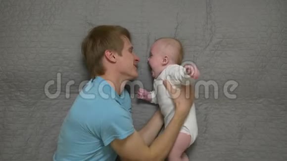 父亲亲吻婴儿男孩视频的预览图