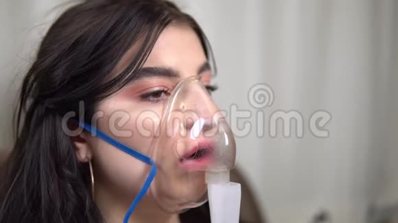 女性使用雾化吸入器治疗流感咳嗽冠状病毒肺哮喘视频的预览图