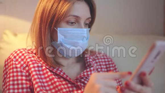 欧洲年轻女性戴着外科口罩在冠状病毒covid19型病毒爆发和寻找新闻或视频的预览图