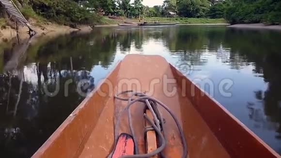 婆罗洲河上的小船视频的预览图