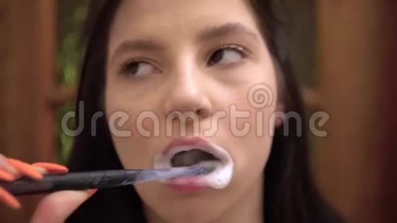 年轻女子刷牙时牙疼得很厉害视频的预览图