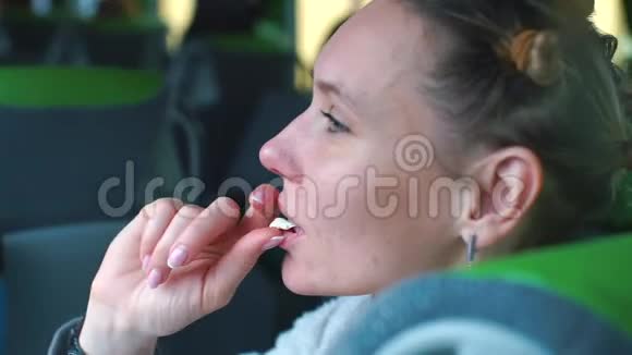 一个女人用手从嘴里掏出口香糖的肖像视频的预览图