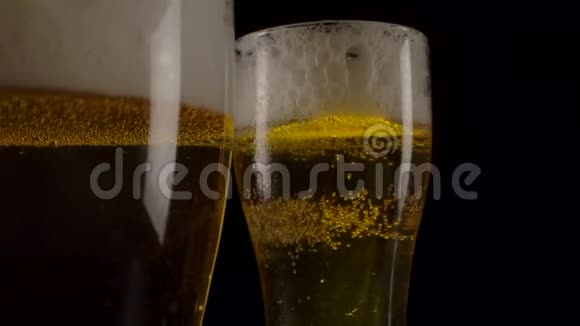 在高脚杯里喝着冰镇啤酒视频的预览图