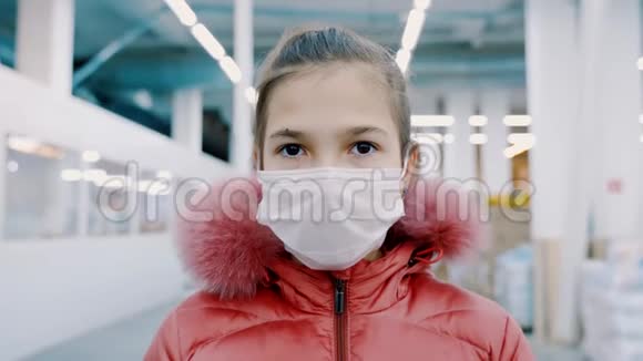 戴着医疗面具的年轻女孩的肖像保健和医疗理念视频的预览图