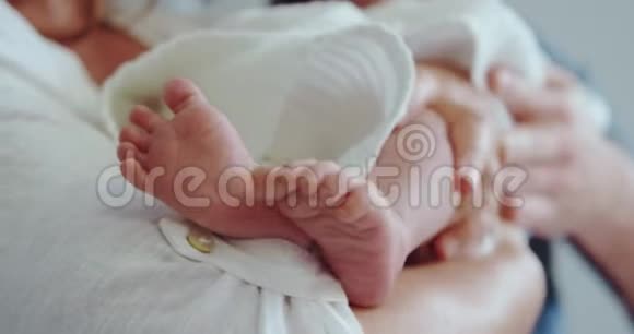 在医院病房里抱着新生婴儿的高加索母亲的特写镜头视频的预览图