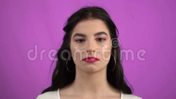 肖像女孩吹大粉色泡泡糖慢动作视频的预览图