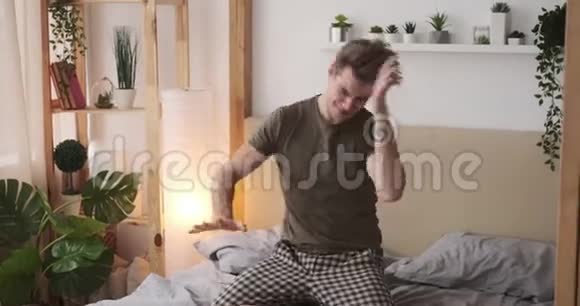 一个疯子在家里的床上跳舞视频的预览图