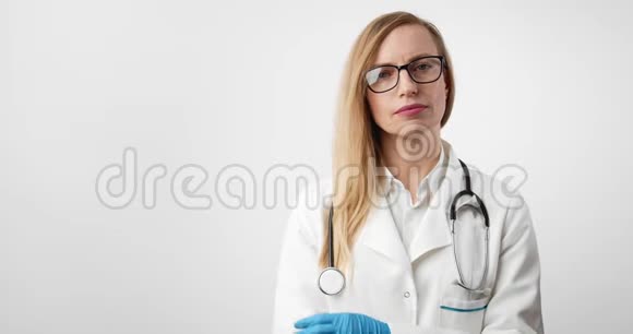 实验室里的医生穿着外套戴着橡胶手套视频的预览图