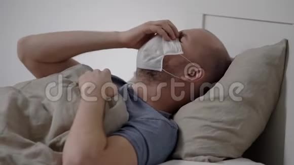 一个病人戴着防护面罩躺在床上病毒影响气道发热和咳嗽伴随冠状病毒视频的预览图