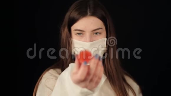 关闭白种人女孩的防护服和医疗面具看看冠状病毒COVID19模型黑暗视频的预览图