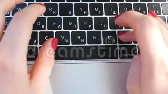 关闭笔记本电脑键盘和女性手键入一些文本无法辨认的女人在户外用笔记本创意创意视频的预览图