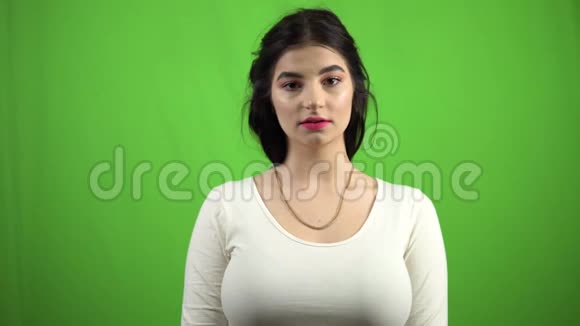 戴手纸的女孩戴着绿色屏幕恐慌检疫冠状病毒视频的预览图