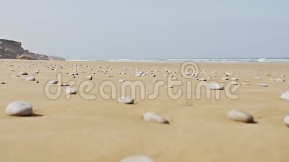 海滩石头细节4K视频的预览图