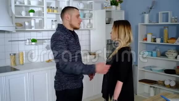年轻夫妇在厨房里拥抱视频的预览图