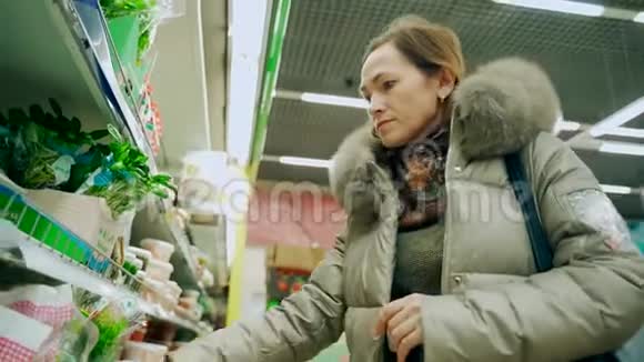 超市里的女人买生菜翻译沙拉是新鲜的视频的预览图