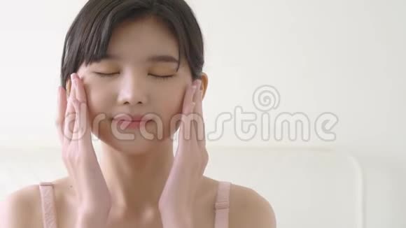 美丽的年轻亚洲女性化妆面部柔软视频的预览图