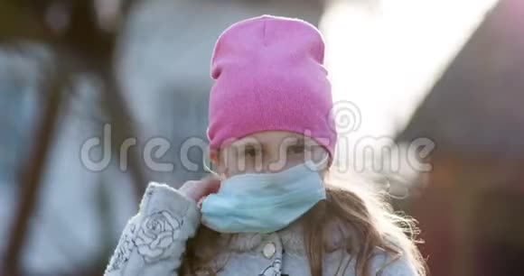 戴着面具的女孩保护自己不受冠状病毒的侵袭Covid19大流行戴面具的冠状病毒少女视频的预览图