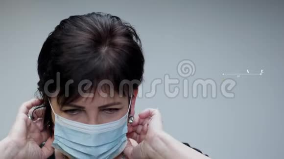 冠状病毒COVID19医学动画肖像高级妇女参加医疗面具深呼吸看着视频的预览图