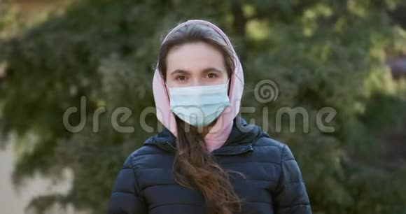 冠状病毒COVID19流行期间戴医疗面罩的女孩健康和安全生命概念N1H1冠状病毒视频的预览图