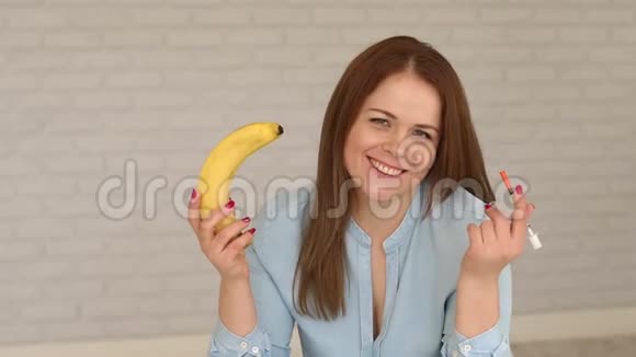 一个患有1型糖尿病的年轻女孩手里拿着胰岛素和香蕉视频的预览图