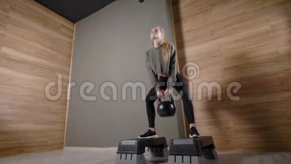 体育室里的女孩做练习有和没有重量的蹲非常适合保持身材视频的预览图