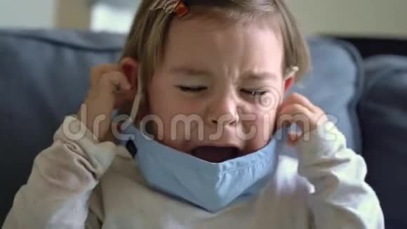 带着医用口罩的幼儿女孩科维德2019年电晕病毒爆发视频的预览图