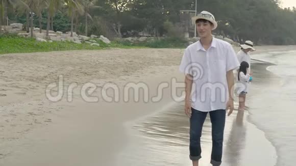 快乐的亚洲家庭与父亲一起放松与儿子一起在海滩度假视频的预览图