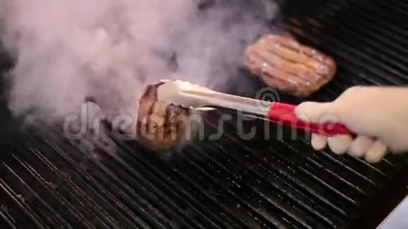 厨师在烤架上煎肉视频的预览图