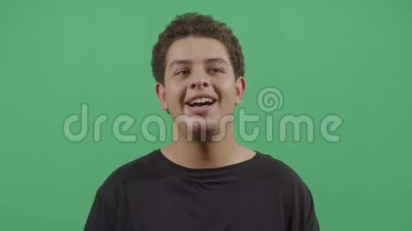 一个年轻男孩的笑声视频的预览图