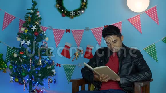 漂亮的印度女人惊讶地闭上了丈夫的眼睛从圣诞节的背后视频的预览图