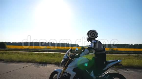 戴头盔的人骑着强大的摩托车在高速公路上快速行驶骑摩托车的人骑摩托车去看风景视频的预览图