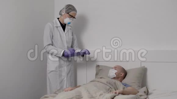 一个病人躺在床上体温很高来自中国的冠状病毒影响肺部附近有个医生视频的预览图